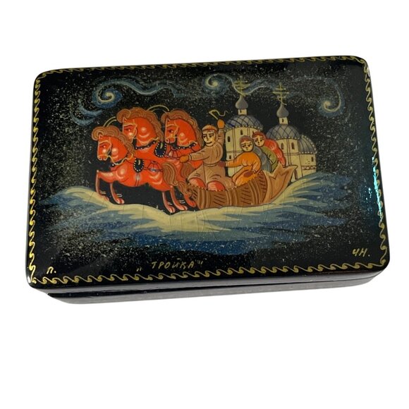 Vintage Hand-Painted Russian Lidded Lacquer Hinged Box with Troika Scene Signed - Picture 5 of 9
